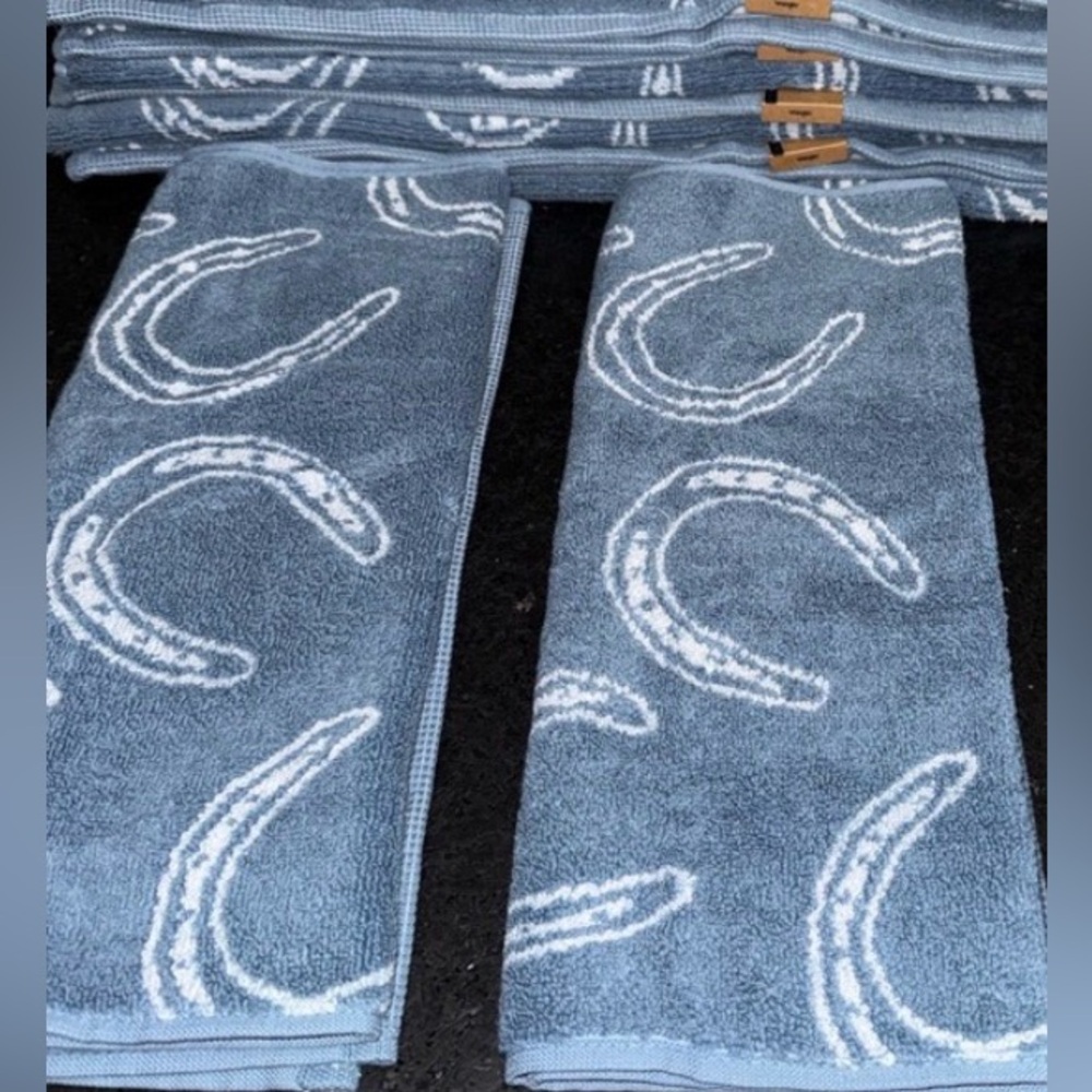 NEW WRANGLER REVERSIBLE
BLUE WHITE HORSESHOE PRINT BATH TOWEL 28x52 Quick Dry - Picture 6 of 10